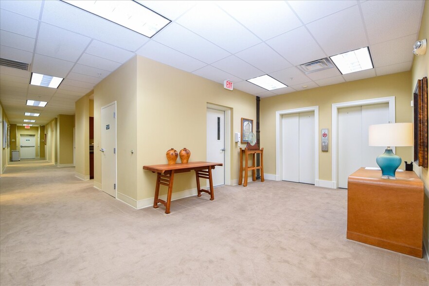 102 Campbell Ave SW, Roanoke, VA for sale - Interior Photo - Image 3 of 17