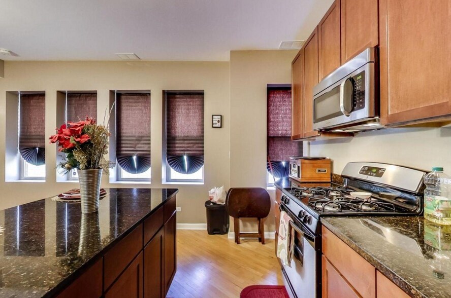 6700 S Clyde Ave, Chicago, IL à vendre - Photo intérieure - Image 2 de 5