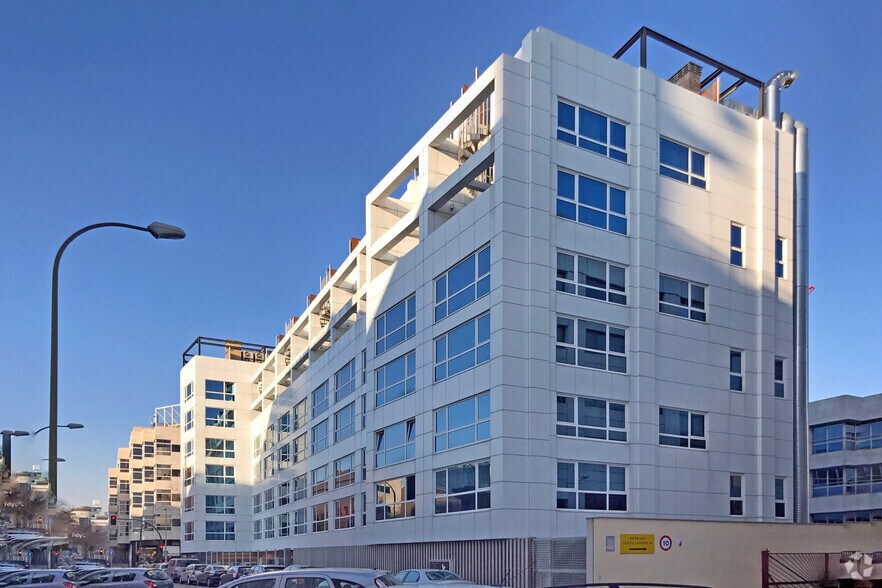 Calle de Julián Camarillo, 10, Madrid, Madrid à louer - Photo du bâtiment - Image 3 de 8