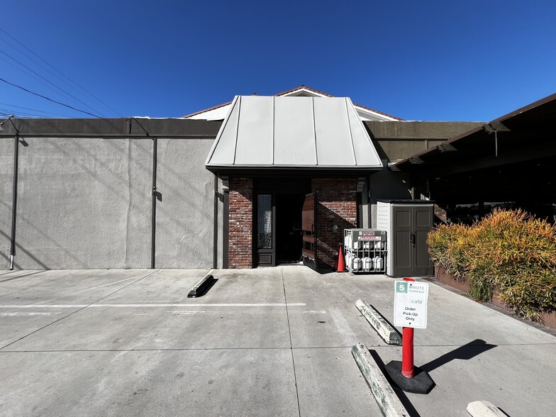 3900 W Riverside Dr, Burbank, CA for lease - Primary Photo - Image 1 of 4
