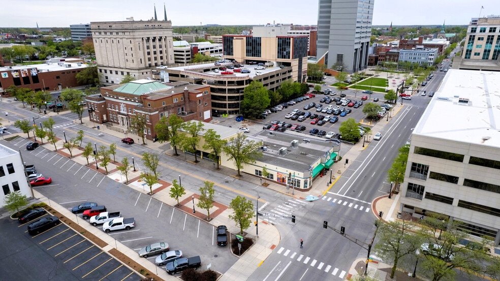 236 E Wayne St, Fort Wayne, IN à vendre - Aérien - Image 3 de 8