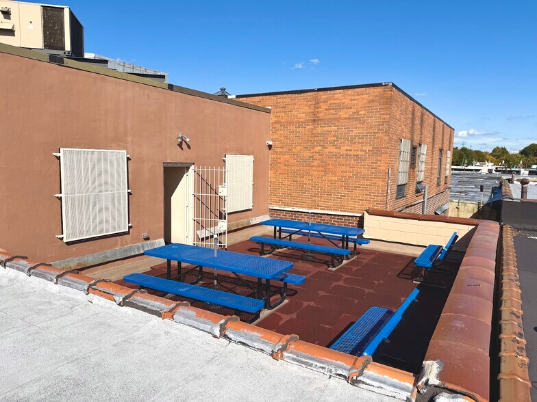 3359 55th St, Woodside, NY à louer - Photo du bâtiment - Image 2 de 2