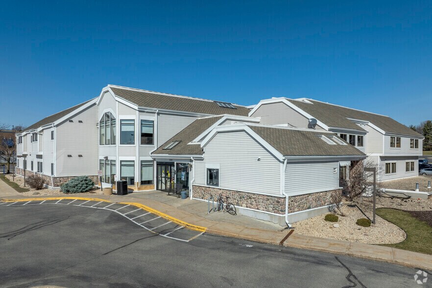 7102 Mineral Point Rd, Madison, WI à vendre - Photo du bâtiment - Image 2 de 21