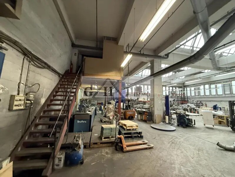 Industrial in Montreuil for lease Building Photo- Image 1 of 6
