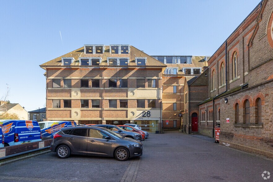 28 Clarendon Rd, Watford à louer - Photo du bâtiment - Image 2 de 5