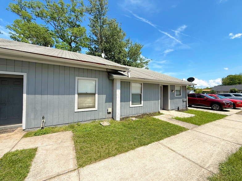 7631 Indian Lakes Dr, Jacksonville, FL for sale - Building Photo - Image 2 of 8