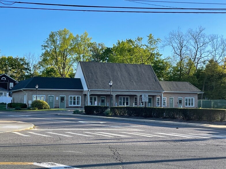 320 Merrick Rd, Amityville, NY for sale - Building Photo - Image 3 of 15