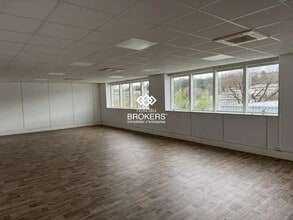 Flex in Saint-Genis-Laval for lease Interior Photo- Image 2 of 4