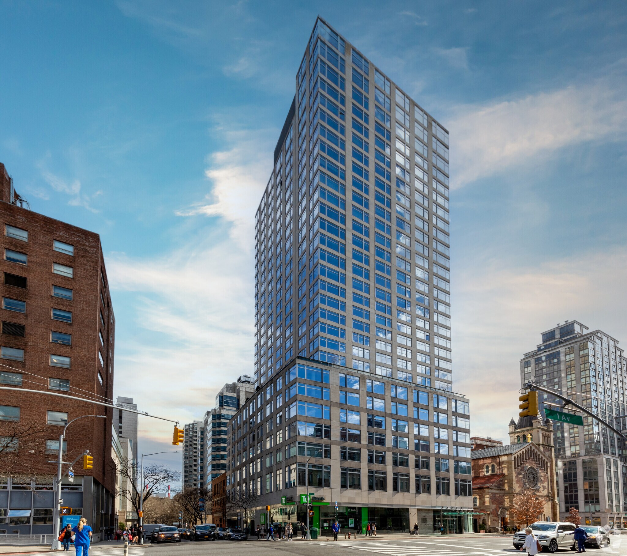 1240 First Ave, New York, NY à louer Photo du bâtiment- Image 1 de 7