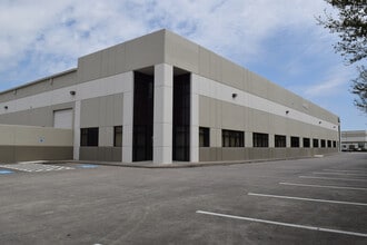 5150 Greens Rd, Houston, TX à louer Photo du bâtiment- Image 1 de 3