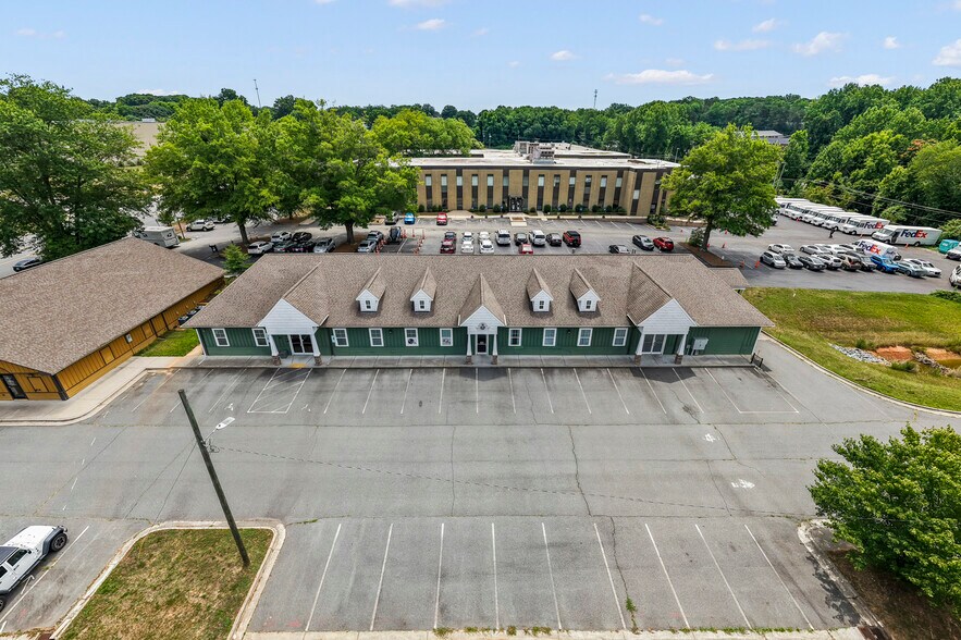 8017 N Point Blvd, Winston-Salem, NC à louer - Photo du bâtiment - Image 1 de 52