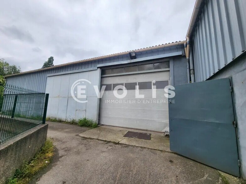 Local d'activités dans Givors à vendre - Photo du bâtiment - Image 1 de 28