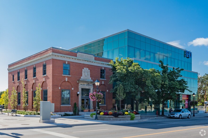 31 Lakeshore Rd E, Mississauga, ON à louer - Photo du bâtiment - Image 2 de 2