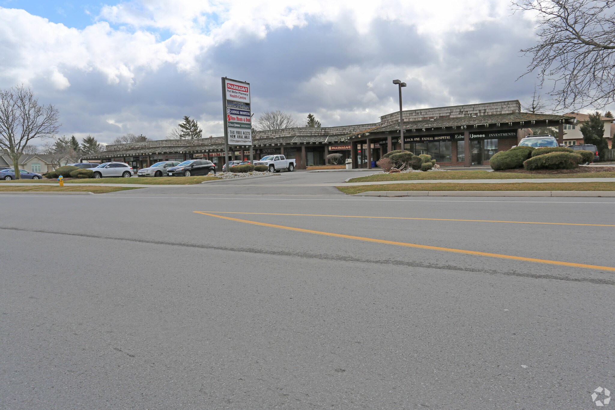 260 Lakeshore Rd, St Catharines, ON for sale Primary Photo- Image 1 of 1