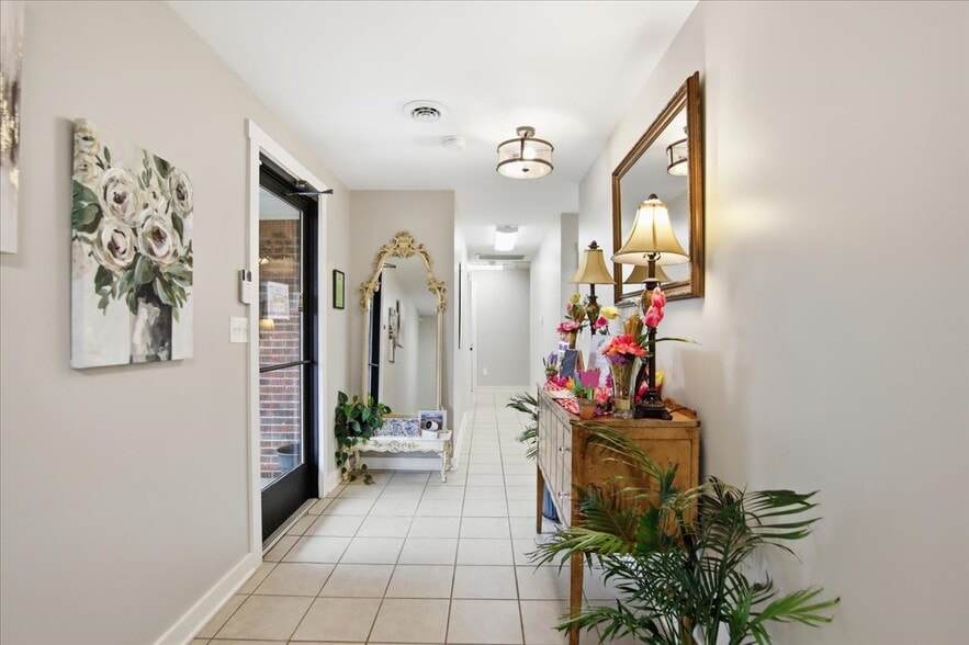 1002 Oakwood Ave NW, Huntsville, AL for lease - Lobby - Image 3 of 23