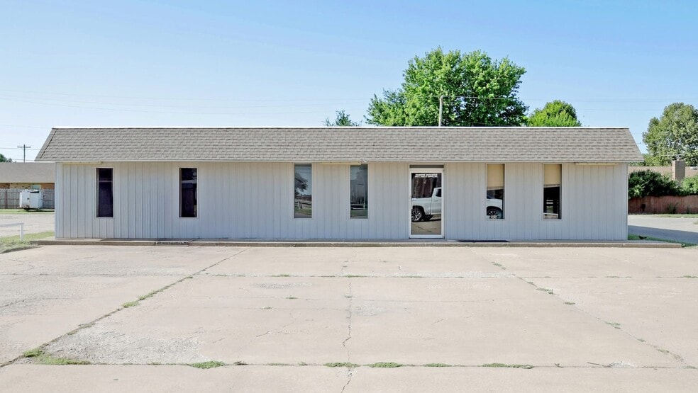 400 E Jack Choate Ave, Hennessey, OK for sale - Primary Photo - Image 1 of 61