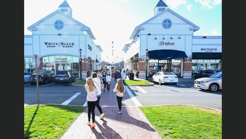 110 Albany Tpke, Canton, CT à louer - Photo du bâtiment - Image 3 de 8