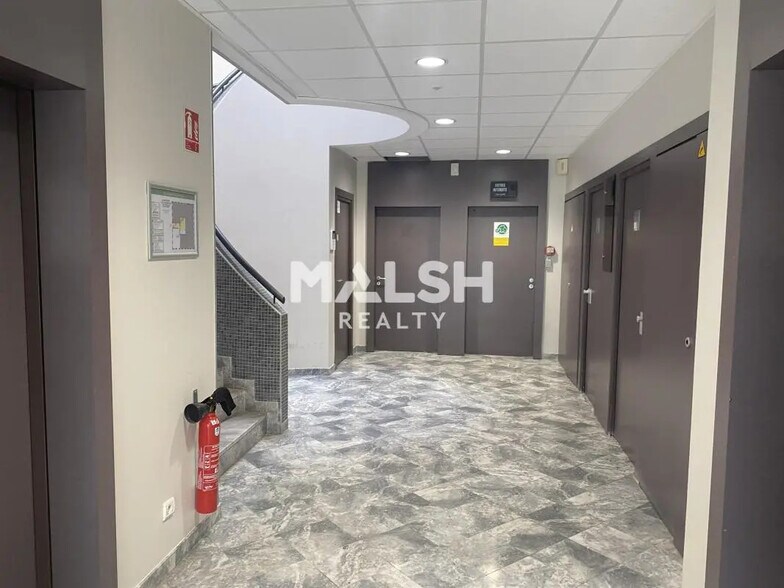 Bureau dans Bron à louer - Hall d’entrée - Image 3 de 14