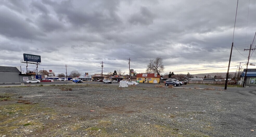 601 Nob Hill Blvd, Yakima, WA à louer - Photo du bâtiment - Image 3 de 4