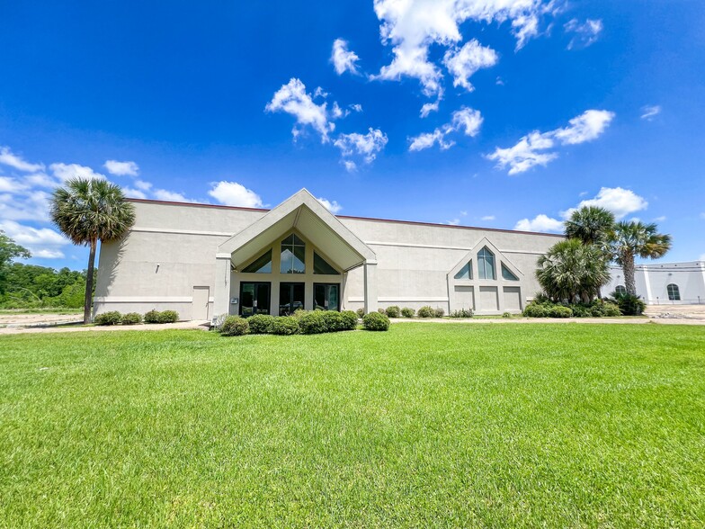 I-12 Regional Church & Event Campus portfolio of 3 properties for sale on LoopNet.ca - Building Photo - Image 3 of 12