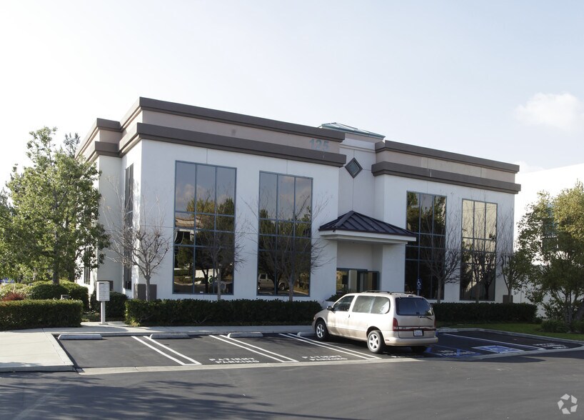 125 Chaparral Ct, Anaheim, CA à louer - Photo du bâtiment - Image 1 de 3