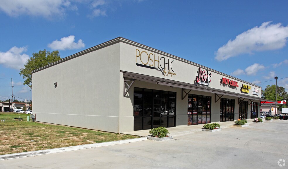 245 N Acadian Trwy, Baton Rouge, LA à louer - Photo du bâtiment - Image 2 de 2