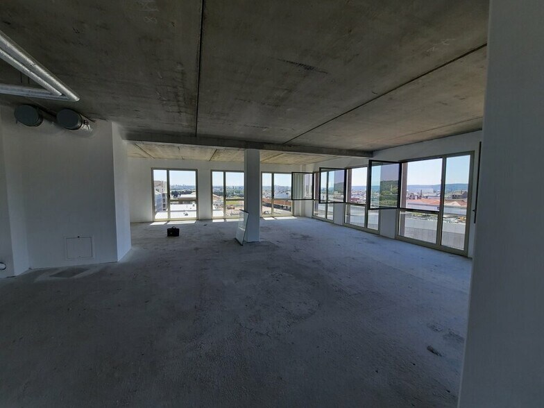 Office in Rouen for lease - Interior Photo - Image 2 of 8