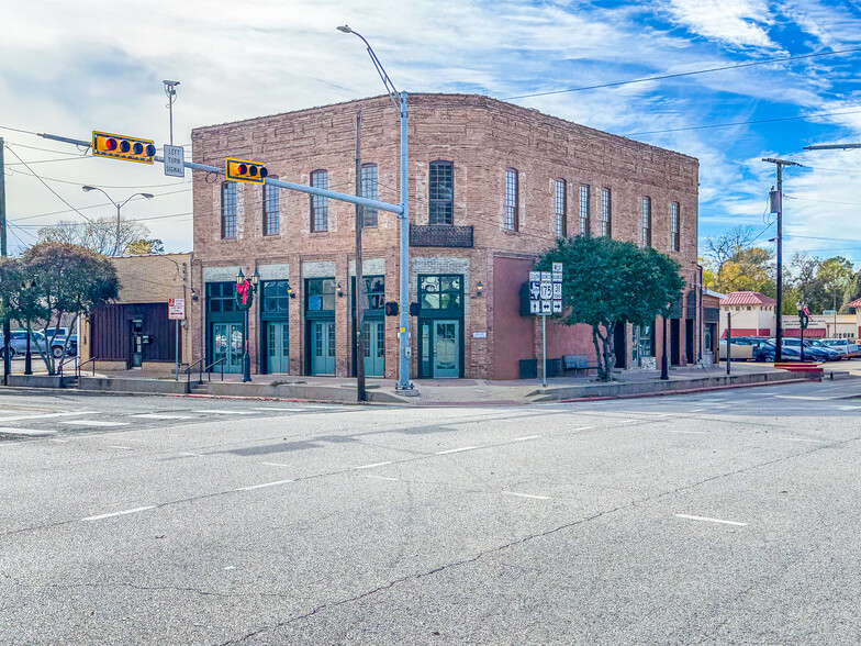 100 W Corsicana St, Athens, TX à louer - Photo du bâtiment - Image 1 de 48