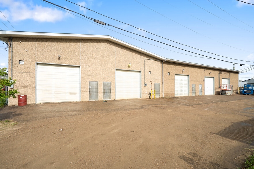 5702 50 Av, Lloydminster, AB à louer - Photo du bâtiment - Image 3 de 5