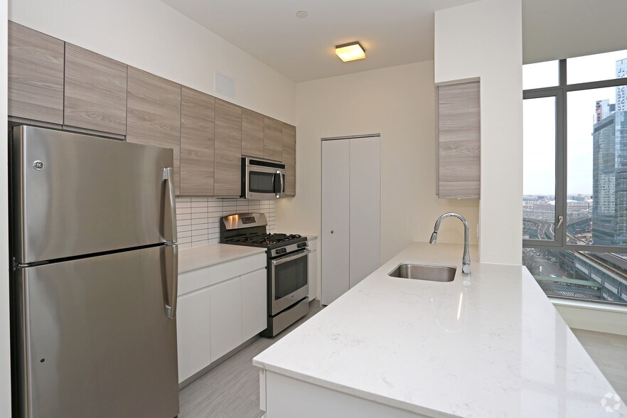 23-01 Queens Plz N, Long Island City, NY à louer - Photo intérieure - Image 2 de 42