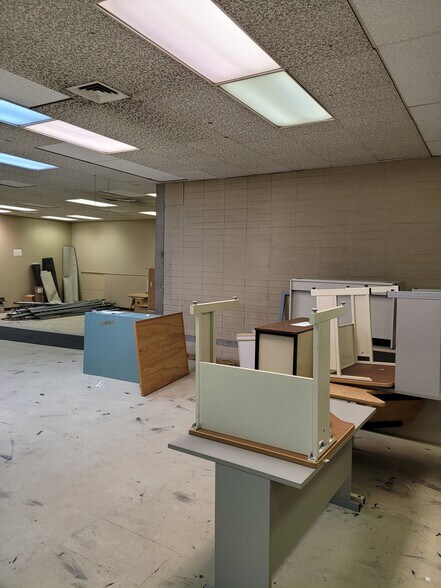 701 Boul Lauré, Sept-iles, QC for lease - Building Photo - Image 3 of 4