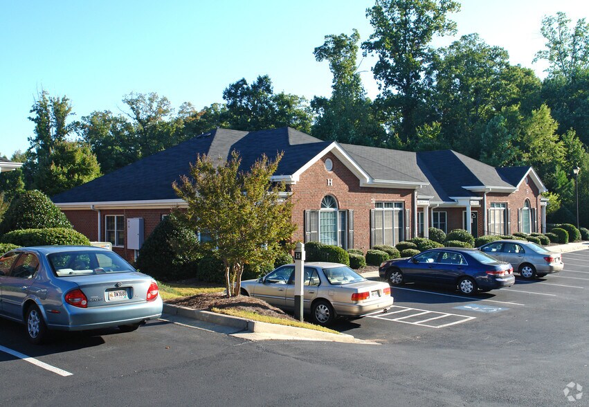 555 Sun Valley Dr, Roswell, GA à louer - Photo du bâtiment - Image 1 de 17