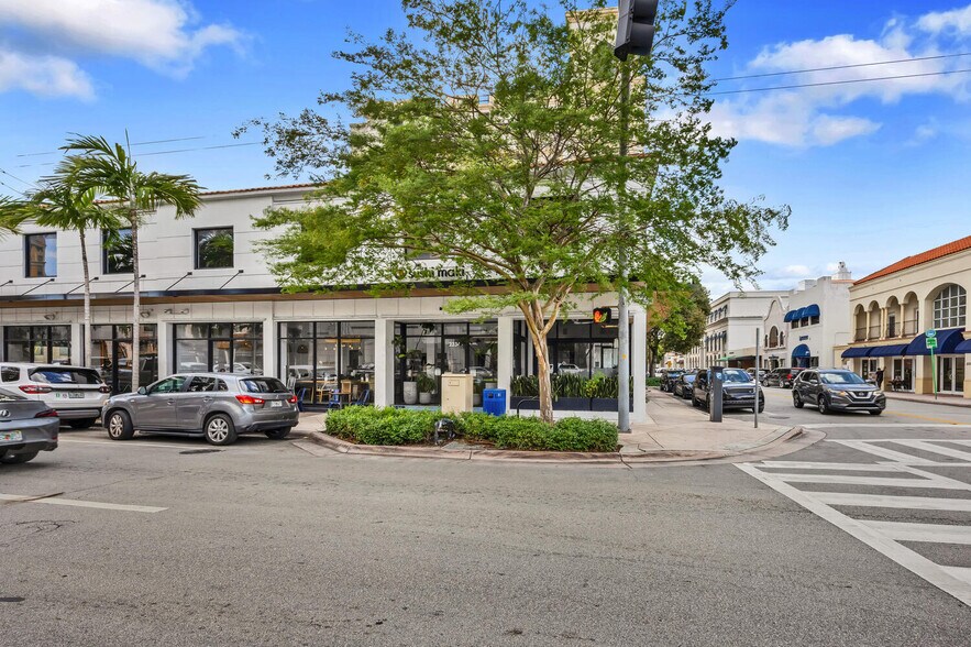 2334-2346 Ponce De Leon Blvd, Coral Gables, FL à louer - Photo du bâtiment - Image 2 de 21