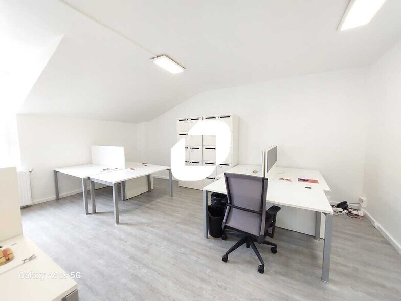 Office in Versailles for lease - Interior Photo - Image 3 of 5