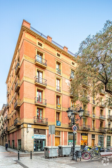 Retail in Barcelona, Barcelona for lease - Building Photo - Image 2 of 2