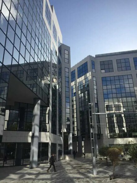 Bureau dans Noisy-le-Grand à louer - Photo du bâtiment - Image 1 de 6