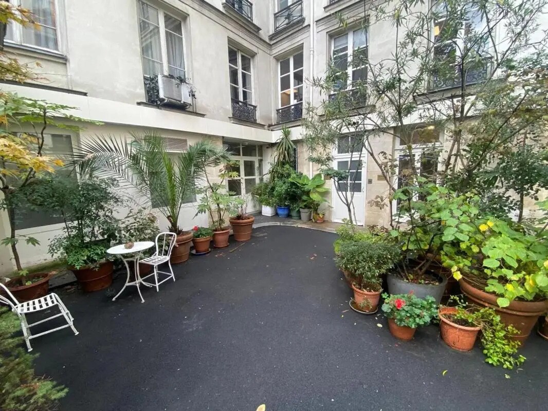 Office in Paris for sale Building Photo- Image 1 of 6