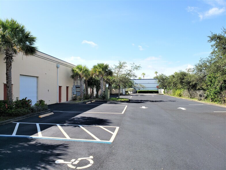 6480 20th St, Vero Beach, FL à louer - Photo du bâtiment - Image 3 de 3