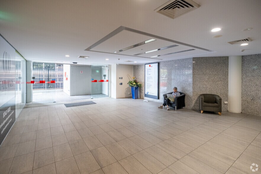 9-13 Redmyre Rd Rd, Strathfield à louer - Hall d’entrée - Image 3 de 5