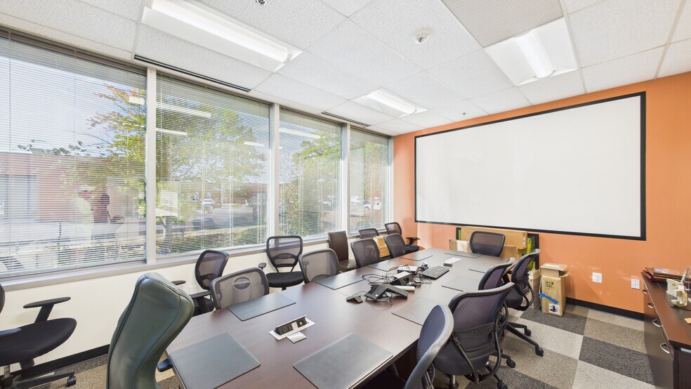 14012-14018 Sullyfield Cir, Chantilly, VA à louer - Photo du bâtiment - Image 3 de 32