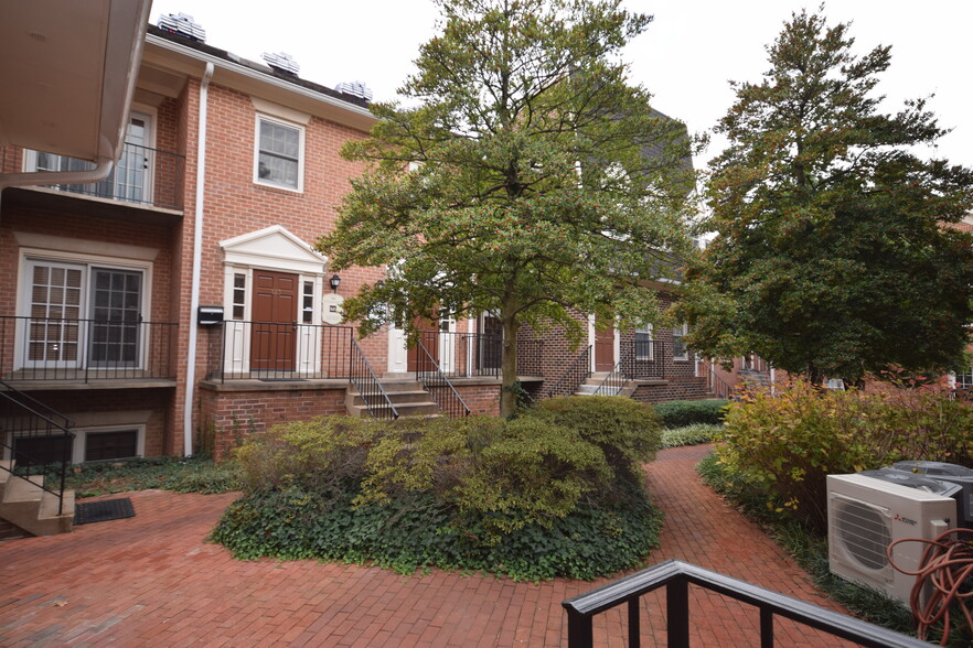 103 Rowell Ct, Falls Church, VA for lease - Building Photo - Image 3 of 8