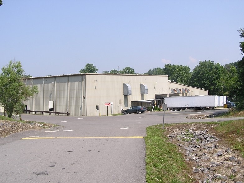 915-917 Newsome St, Mount Airy, NC for lease - Building Photo - Image 1 of 9