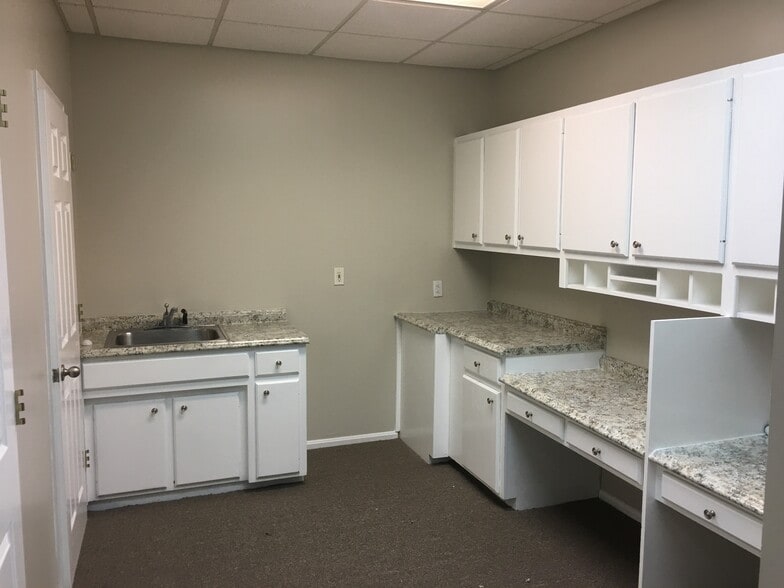 9304 New Lagrange Rd, Louisville, KY for lease - Building Photo - Image 1 of 8