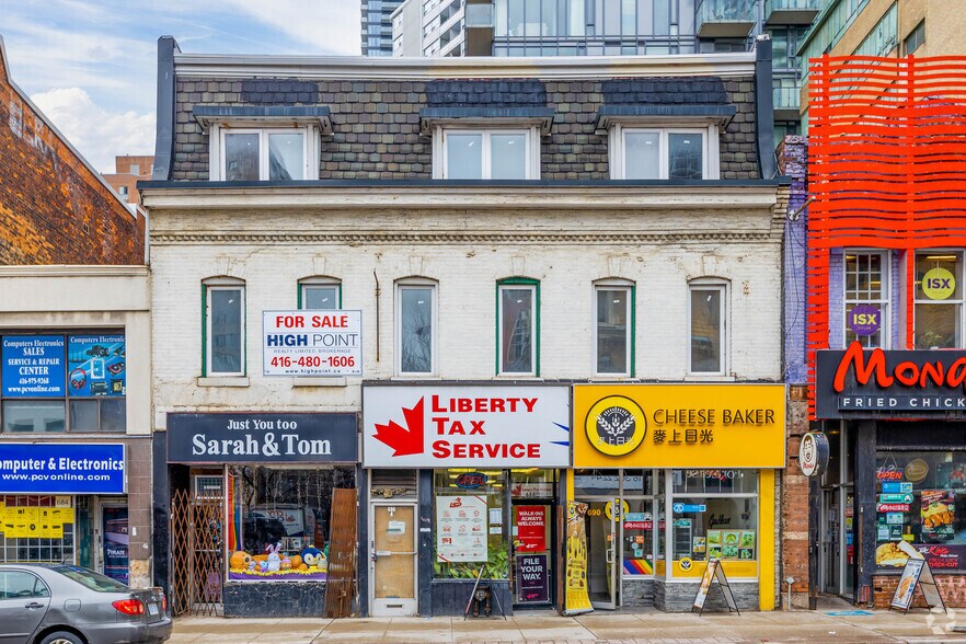 684-690 Yonge St, Toronto, ON à vendre - Photo du bâtiment - Image 2 de 2