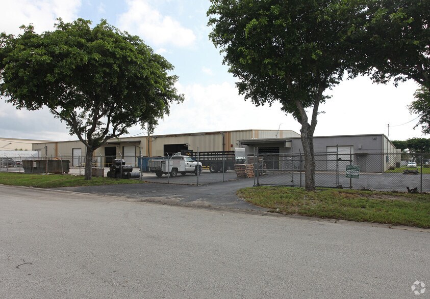 7567-7575 Central Industrial Dr, Riviera Beach, FL à louer - Photo du bâtiment - Image 3 de 8