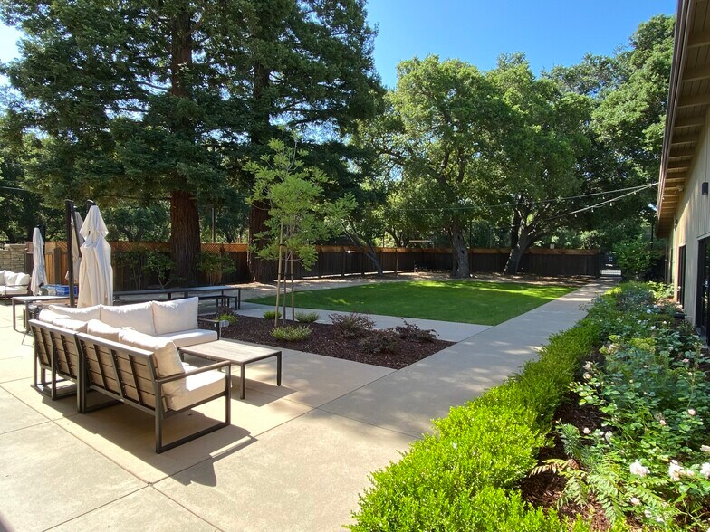68 Willow Rd, Menlo Park, CA à louer - Photo du bâtiment - Image 2 de 9