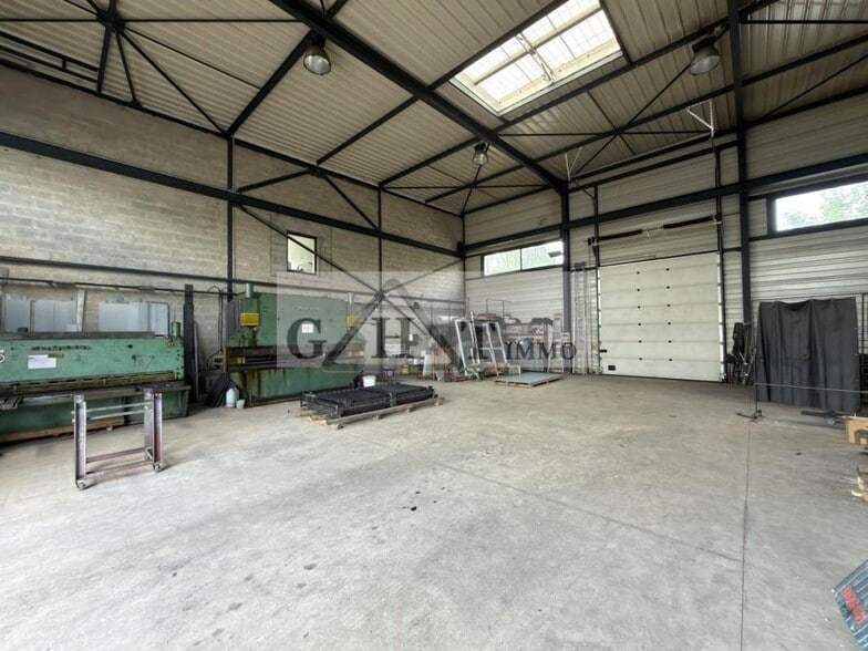 Industrial in Saint-Pierre-du-Perray for lease - Building Photo - Image 3 of 12