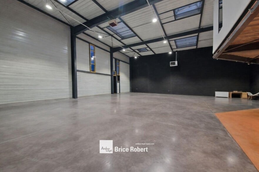 15 Chemin Du Bois Rond, Saint-Bonnet-de-Mure for sale - Interior Photo - Image 2 of 7