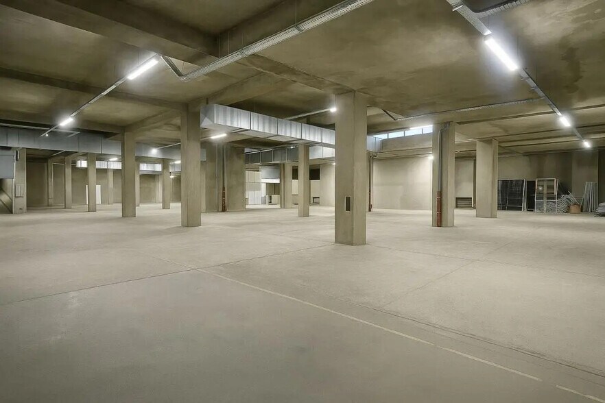 Industrial in Paris for lease - Interior Photo - Image 1 of 6