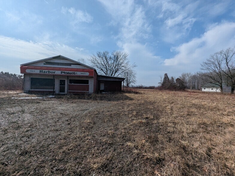 2416 E Huron Rd, Au Gres, MI à vendre - Photo du bâtiment - Image 2 de 21